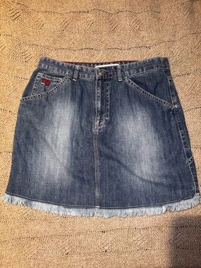Tommy Hilfiger Faded Denim Mini Skirt Frayed Hem TH Flag Logo Size Medium